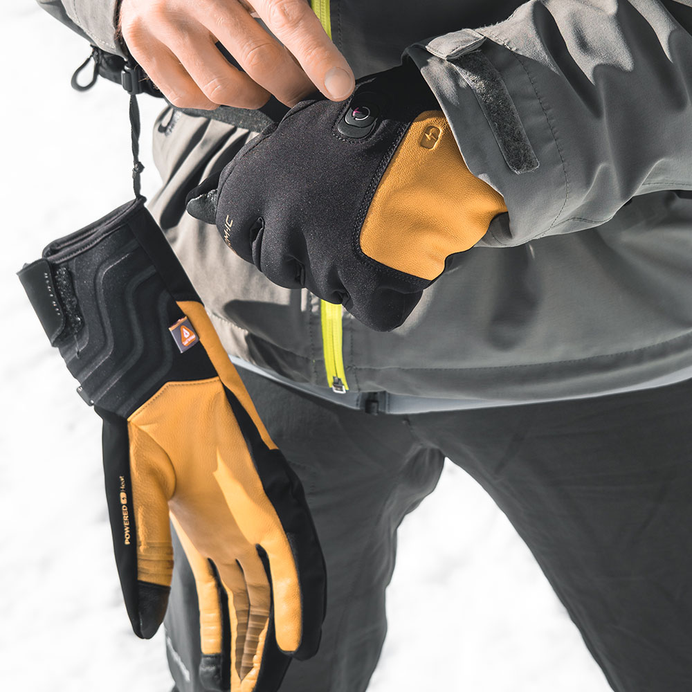 Thin, self-heating gloves